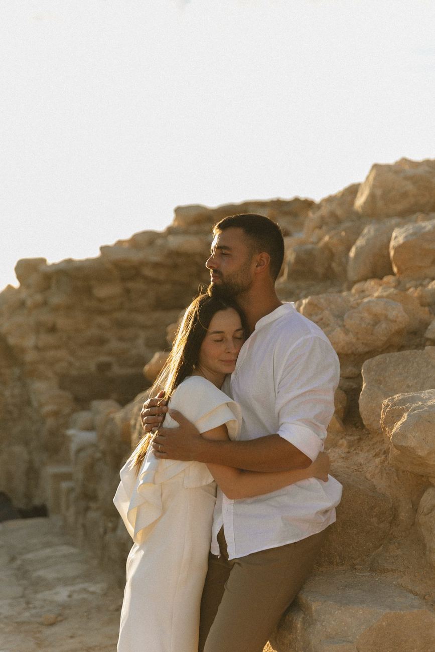 חתן וכלה ליד קיר אבן עתיק