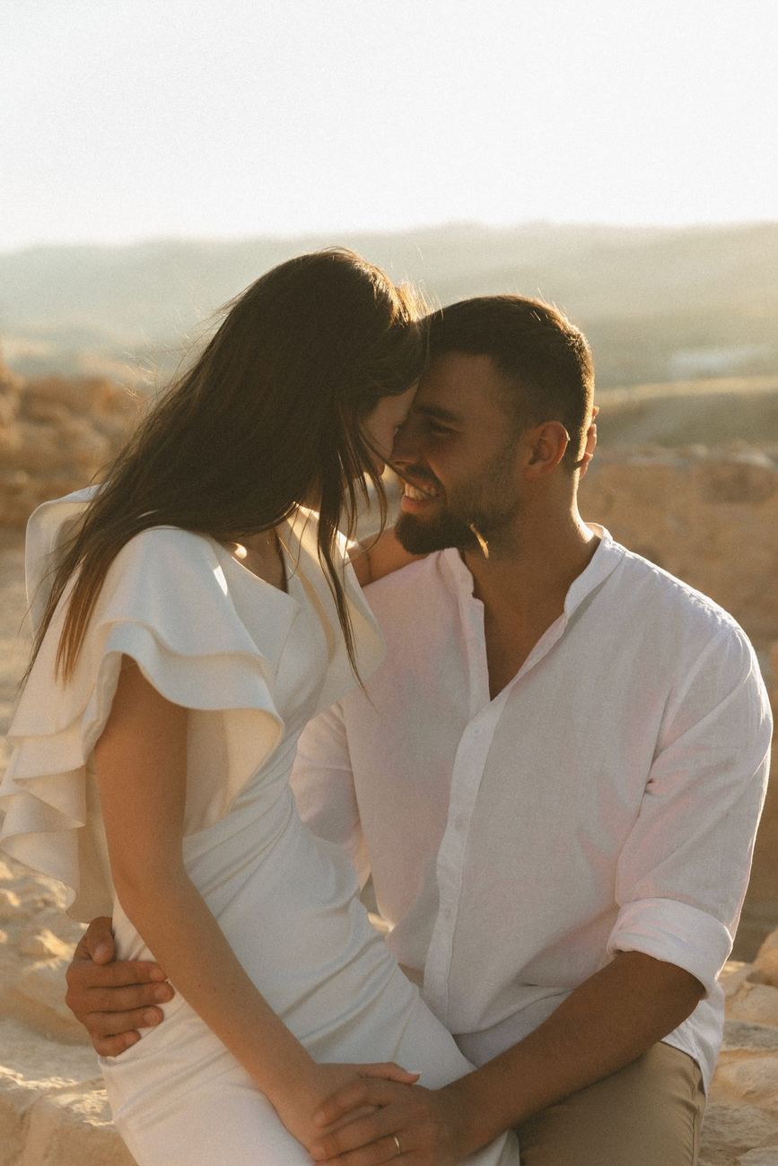 חתן וכלה מחייכים זה לזה